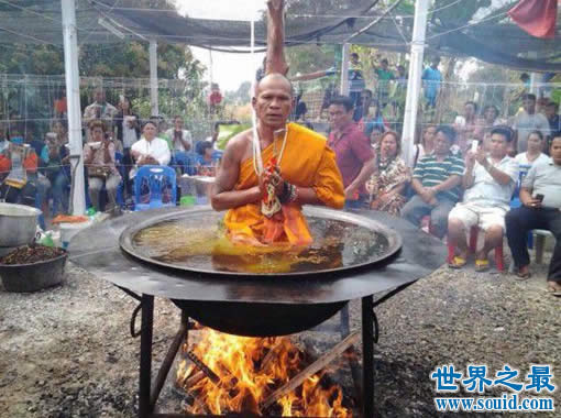 泰国僧侣在沸腾的油锅里打坐，挑战人体机能(图)