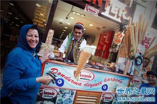 土耳其冰淇淋是什么样的 卖土耳其冰淇淋的小哥成网红
