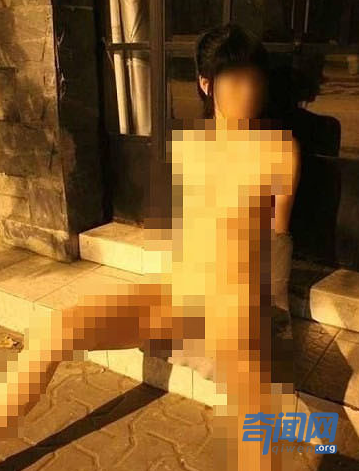 上海裸拍门事件 三点全露赤裸身体在马路上拍照
