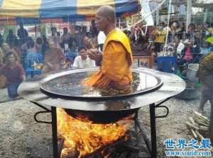 泰国僧侣在沸腾的油锅里打坐，挑战人体机能(图)