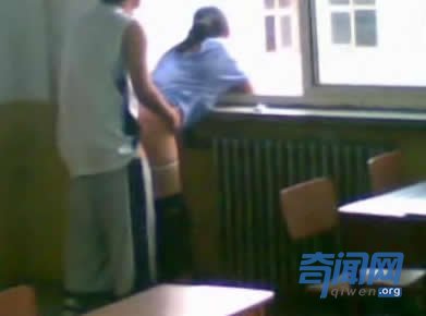 邯郸大学门事件真相 男女在教室光明正大性爱