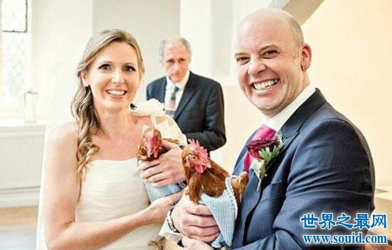 史上最奇葩的婚礼，美国一对夫妇的伴娘竟是两只鸡