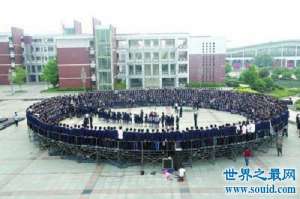 中国最牛毕业照盘点，武汉某学校毕业照8米长