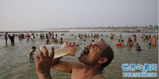 印度恒河成为最大厕所，恒河水却被当做圣水开怀畅饮