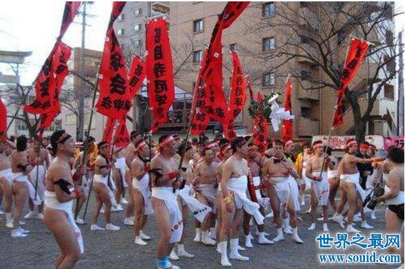 日本最奇葩的风俗光屁股节，大街上全是白花花的屁股