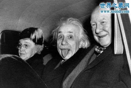 爱因斯坦吐舌头照片由来，被摄影师逼到无奈