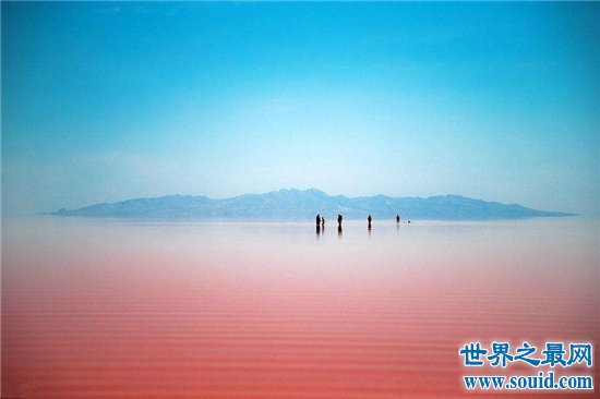 伊拉克血湖位于城市正中心，湖水的颜色成为未解之谜