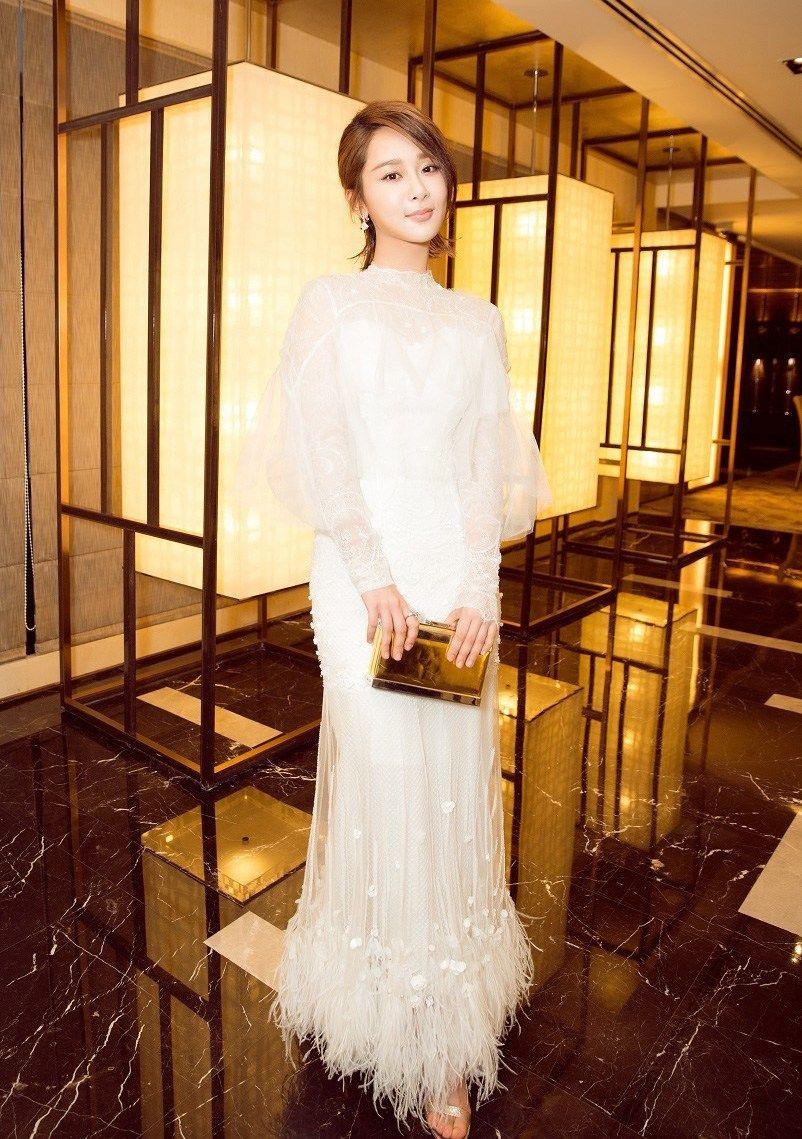 杨紫变高冷女神 穿薄纱白裙甜美性感