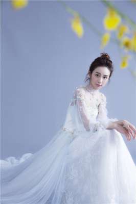 郑合惠子身着纯色蕾丝婚纱,宛如夏之精灵