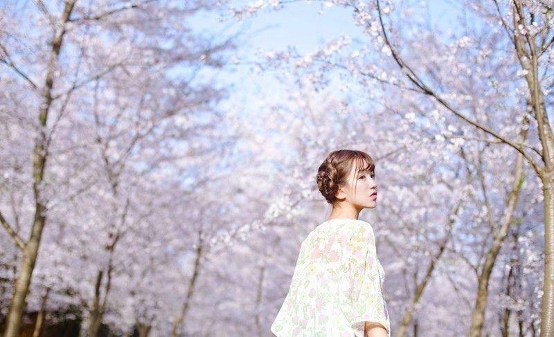 面如桃花的清纯小妹感受春天的优美画卷