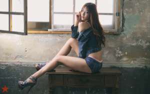 美女紧身裤尴尬图片韩国美女超紧身牛仔短裤内衣妩媚美美图片