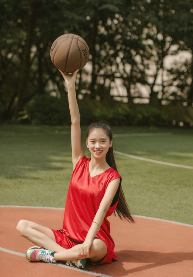 玩篮球的校园美女气质阳光休闲写真