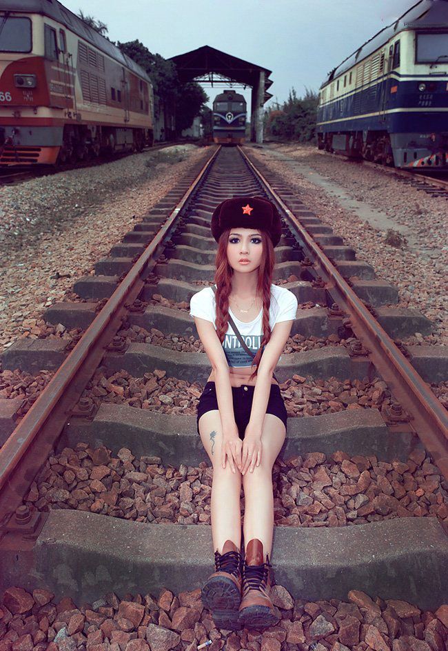 铁轨上的漂亮女人