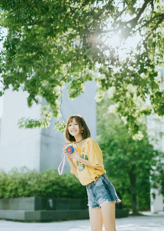 盛夏黄色T恤热裤少女甜美室外阳光写真