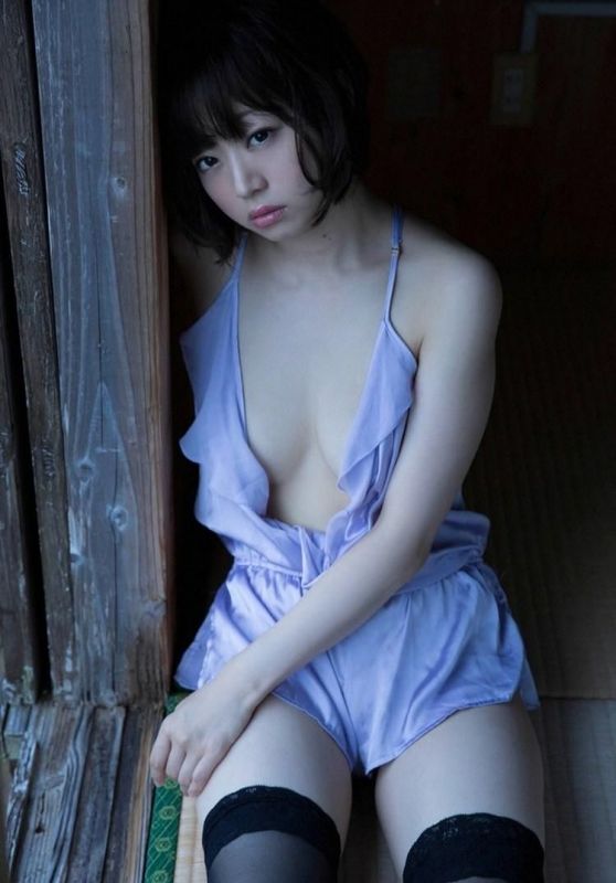 白嫩日韩女优红衣露酥透明sexy胸罩图片