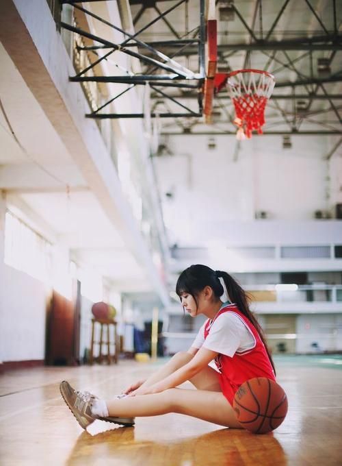 明媚动人篮球少女