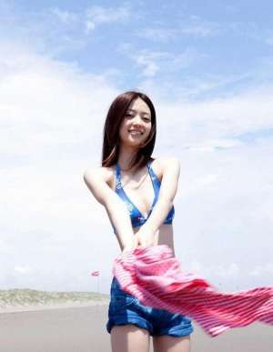 日本女优美女湿身日本娇小可爱美女蓝天沙滩写真美女清纯图片