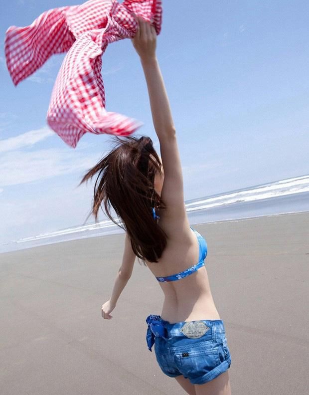 日本女优美女湿身日本娇小可爱美女蓝天沙滩写真美女清纯图片