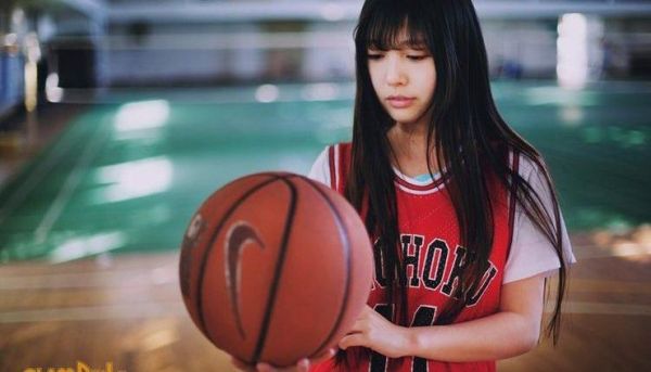 明媚动人篮球少女