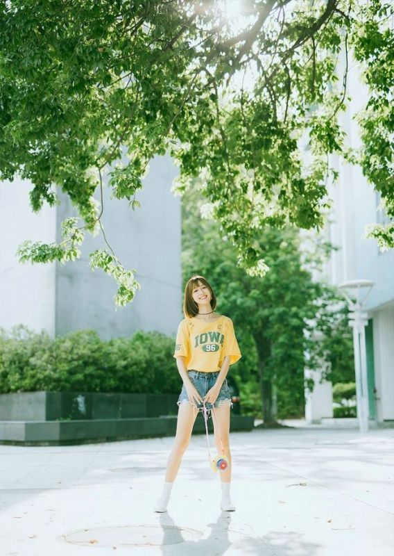 盛夏黄色T恤热裤少女甜美室外阳光写真