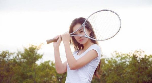 网球少女粉艳身影极其动人