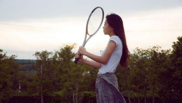 网球少女粉艳身影极其动人