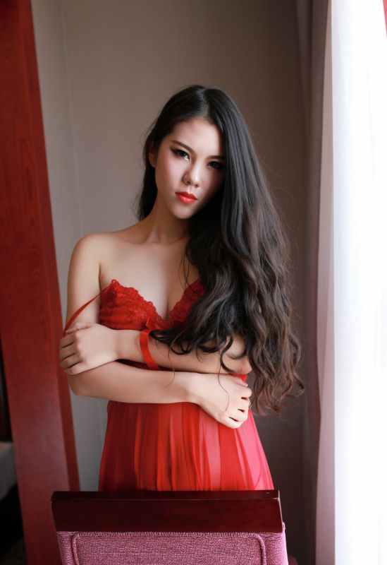红色连衣裙高冷美女写真