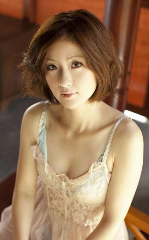 日本短发美女少妇蕾丝吊带写真