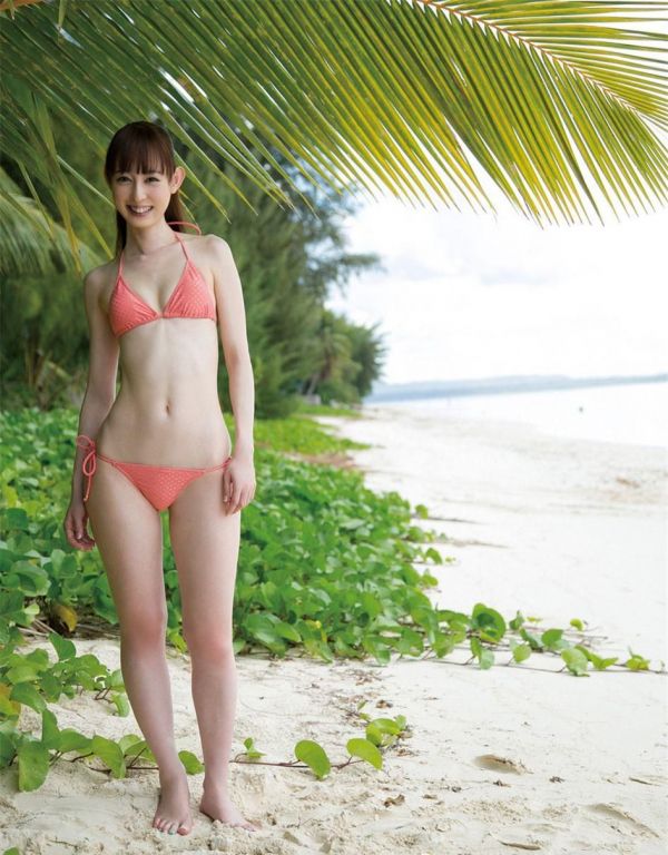 日本学生妹王秋山莉奈海边清新写真 女学生清纯美女写真丰满女游泳