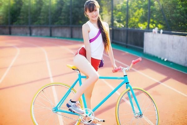 阳光下爱上自行车迷人妹纸性感甜美俏皮写真