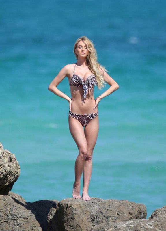 欧美泳装模特妩媚迷人海滩惹火比基尼写真秀美胸
