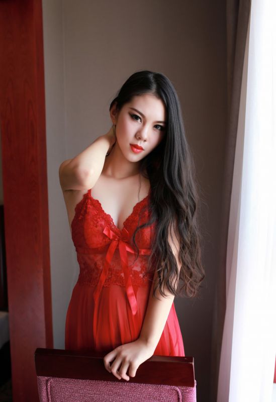 红色连衣裙高冷美女写真